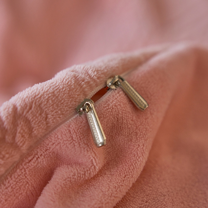 91家纺网 家纺一手货源 找家纺 眠博士 2025新款雕花加厚牛奶绒系列四件套 雕花款-卡洛粉