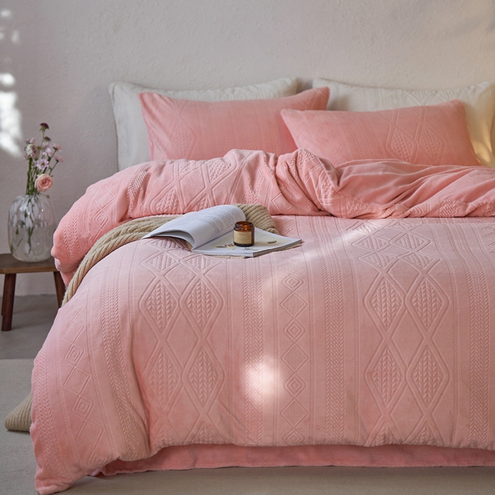 91家纺网 家纺一手货源 找家纺 眠博士 2025新款雕花加厚牛奶绒系列四件套 雕花款-卡洛粉