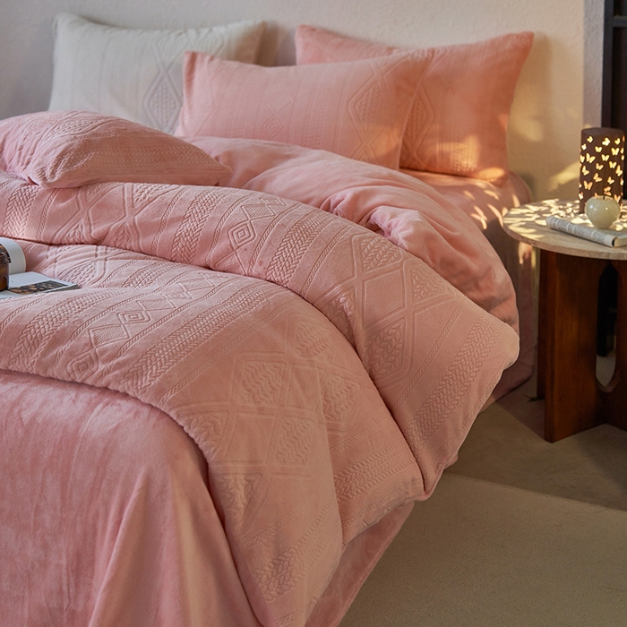 91家纺网 家纺一手货源 找家纺 眠博士 2025新款雕花加厚牛奶绒系列四件套 雕花款-卡洛粉