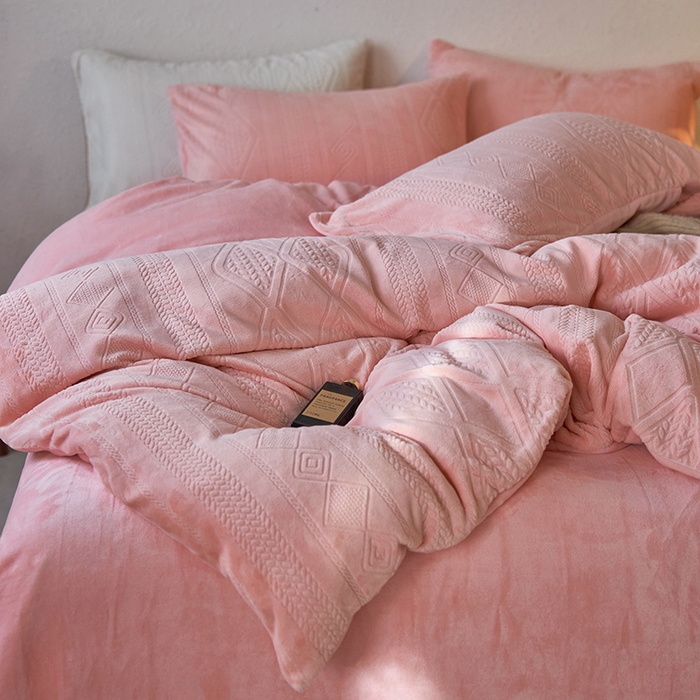 91家纺网 家纺一手货源 找家纺 眠博士 2025新款雕花加厚牛奶绒系列四件套 雕花款-卡洛粉