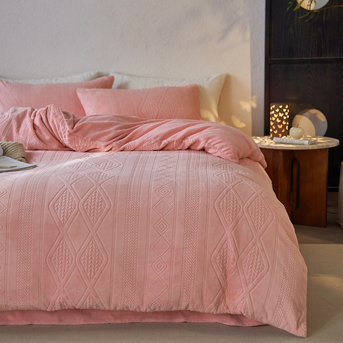 91家纺网 家纺一手货源 找家纺 眠博士 2025新款雕花加厚牛奶绒系列四件套 雕花款-卡洛粉