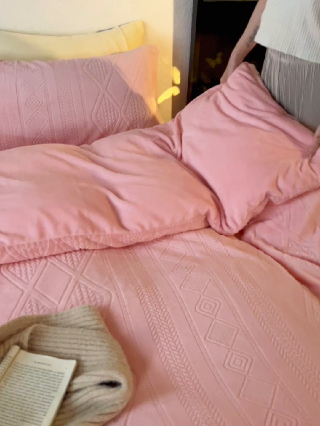 91家纺网 家纺一手货源 找家纺 眠博士 2025新款雕花加厚牛奶绒系列四件套 雕花款-卡洛粉