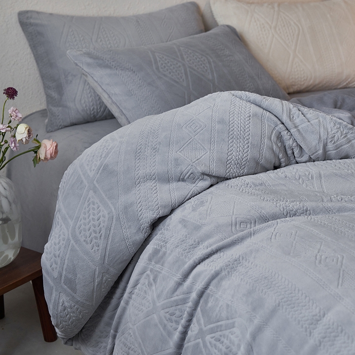 91家纺网 家纺一手货源 找家纺 眠博士 2025新款雕花加厚牛奶绒系列四件套 雕花款-卡洛灰