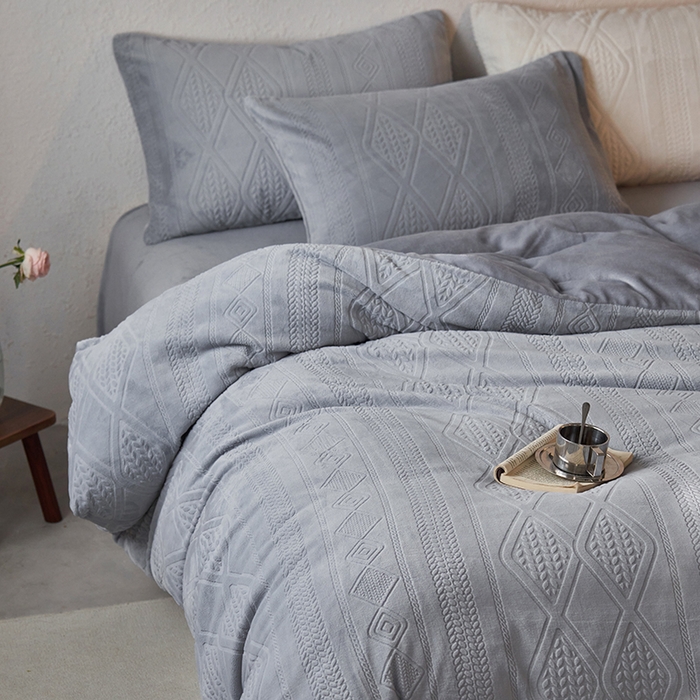 91家纺网 家纺一手货源 找家纺 眠博士 2025新款雕花加厚牛奶绒系列四件套 雕花款-卡洛灰