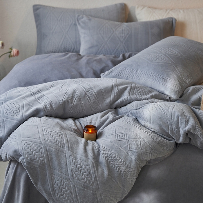 91家纺网 家纺一手货源 找家纺 眠博士 2025新款雕花加厚牛奶绒系列四件套 雕花款-卡洛灰
