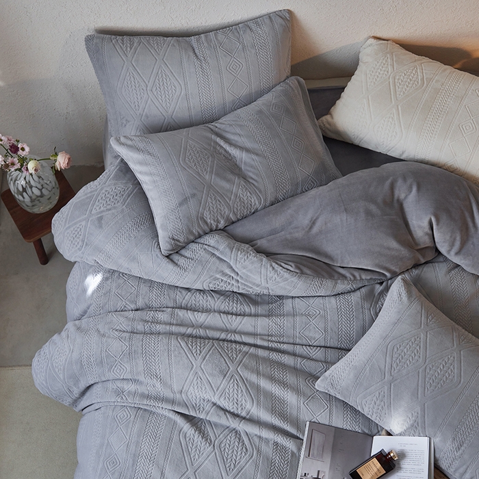 91家纺网 家纺一手货源 找家纺 眠博士 2025新款雕花加厚牛奶绒系列四件套 雕花款-卡洛灰
