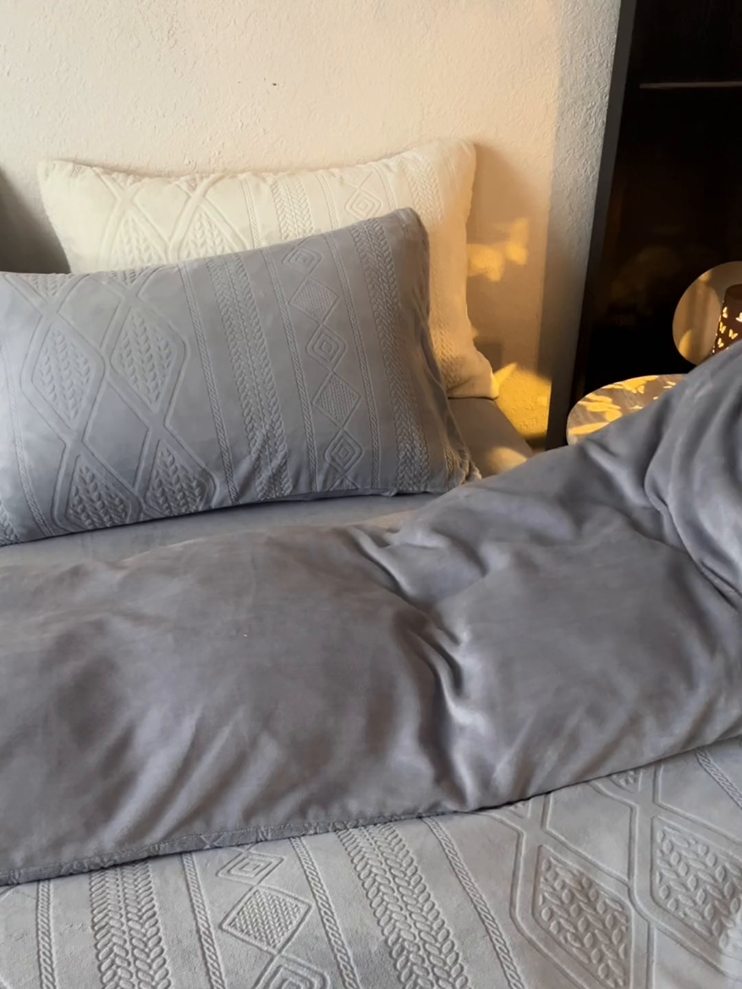 91家纺网 家纺一手货源 找家纺 眠博士 2025新款雕花加厚牛奶绒系列四件套 雕花款-卡洛灰