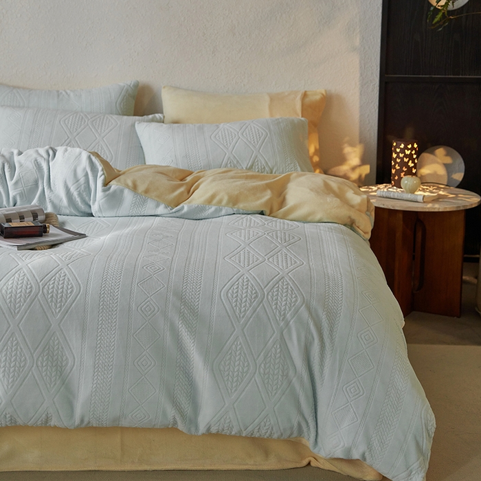 91家纺网 家纺一手货源 找家纺 眠博士 2025新款雕花加厚牛奶绒系列四件套 雕花款-卡洛蓝黄