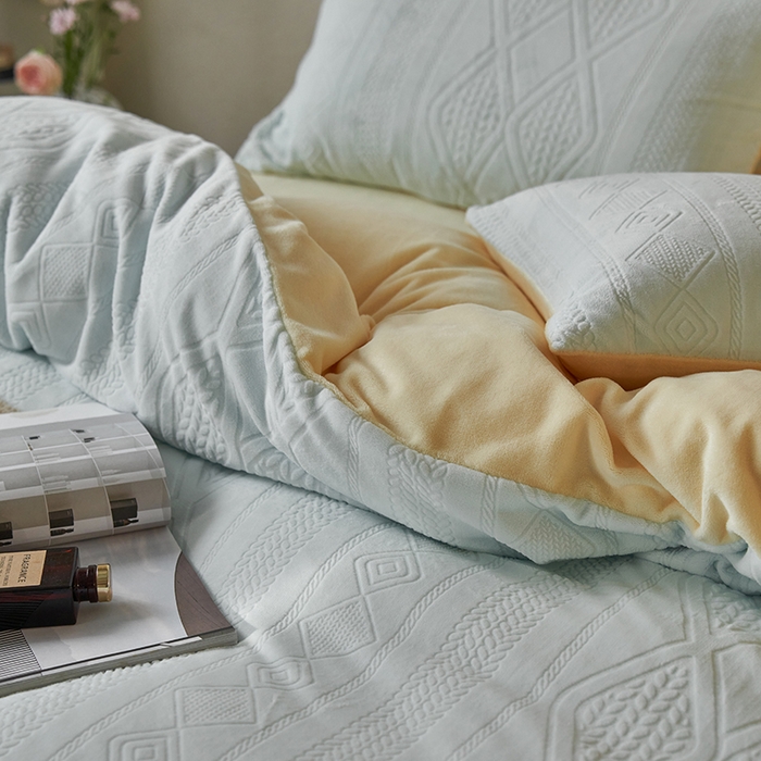 91家纺网 家纺一手货源 找家纺 眠博士 2025新款雕花加厚牛奶绒系列四件套 雕花款-卡洛蓝黄