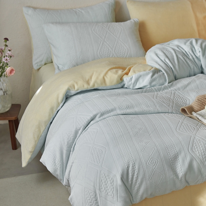 91家纺网 家纺一手货源 找家纺 眠博士 2025新款雕花加厚牛奶绒系列四件套 雕花款-卡洛蓝黄