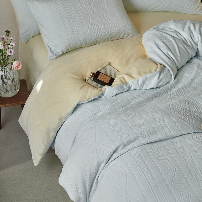 91家纺网 家纺一手货源 找家纺 眠博士 2025新款雕花加厚牛奶绒系列四件套 雕花款-卡洛蓝黄