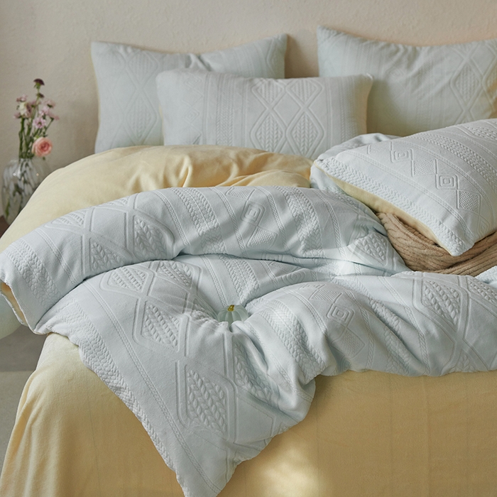 91家纺网 家纺一手货源 找家纺 眠博士 2025新款雕花加厚牛奶绒系列四件套 雕花款-卡洛蓝黄