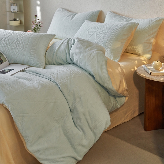 91家纺网 家纺一手货源 找家纺 眠博士 2025新款雕花加厚牛奶绒系列四件套 雕花款-卡洛蓝黄