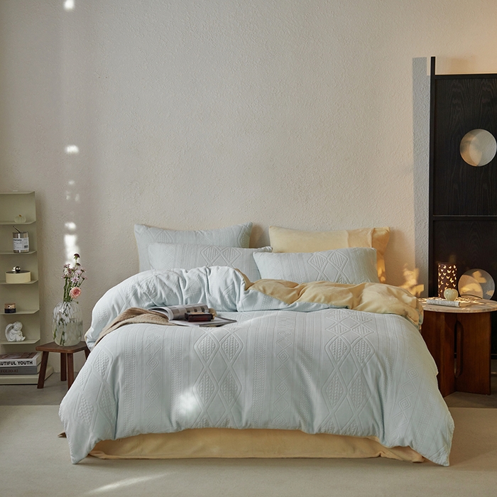 91家纺网 家纺一手货源 找家纺 眠博士 2025新款雕花加厚牛奶绒系列四件套 雕花款-卡洛蓝黄