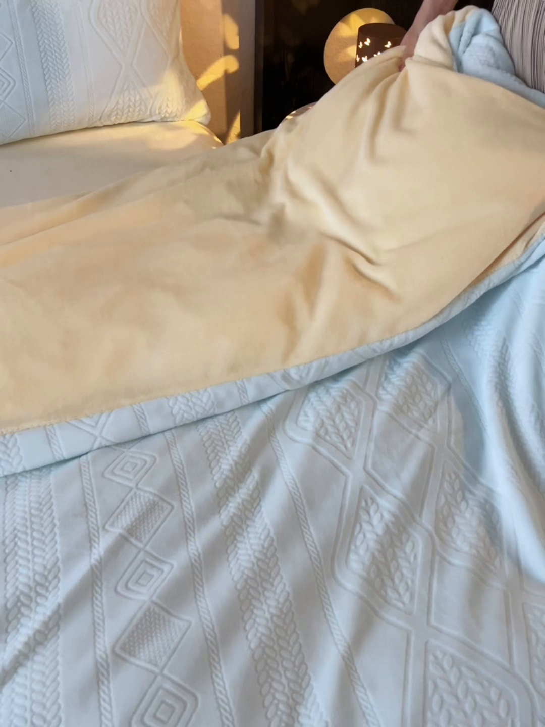 91家纺网 家纺一手货源 找家纺 眠博士 2025新款雕花加厚牛奶绒系列四件套 雕花款-卡洛蓝黄