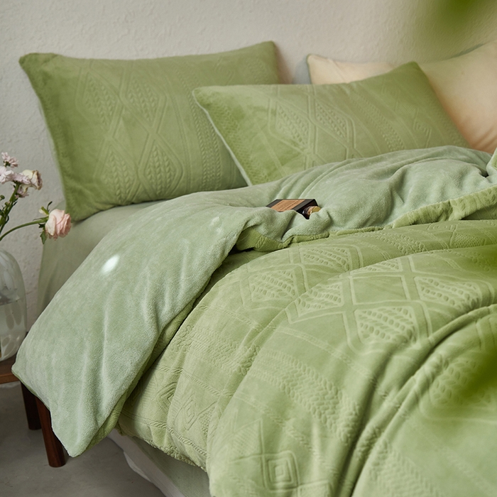 91家纺网 家纺一手货源 找家纺 眠博士 2025新款雕花加厚牛奶绒系列四件套 雕花款-卡洛绿