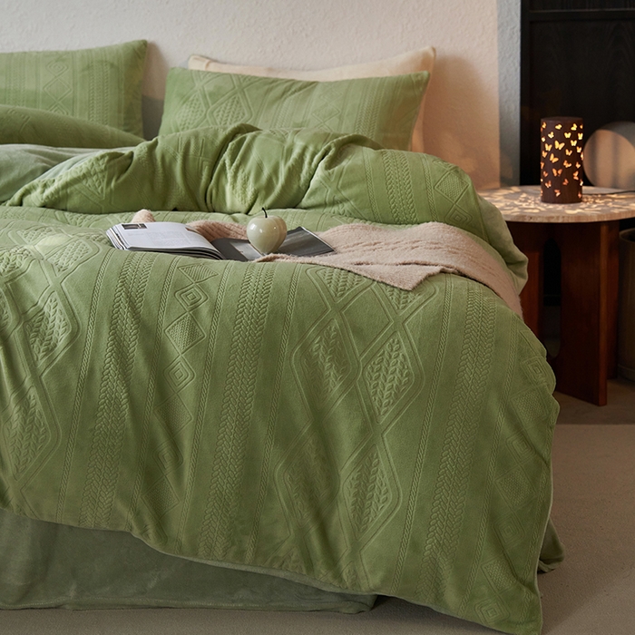 91家纺网 家纺一手货源 找家纺 眠博士 2025新款雕花加厚牛奶绒系列四件套 雕花款-卡洛绿