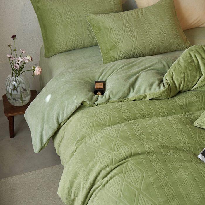 91家纺网 家纺一手货源 找家纺 眠博士 2025新款雕花加厚牛奶绒系列四件套 雕花款-卡洛绿