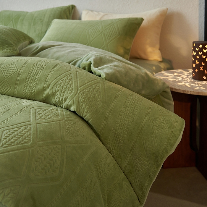 91家纺网 家纺一手货源 找家纺 眠博士 2025新款雕花加厚牛奶绒系列四件套 雕花款-卡洛绿