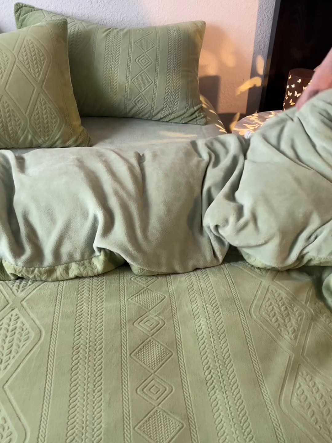 91家纺网 家纺一手货源 找家纺 眠博士 2025新款雕花加厚牛奶绒系列四件套 雕花款-卡洛绿