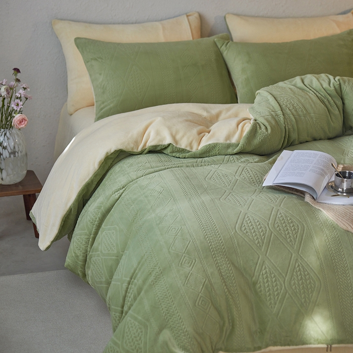 91家纺网 家纺一手货源 找家纺 眠博士 2025新款雕花加厚牛奶绒系列四件套 雕花款-卡洛绿黄