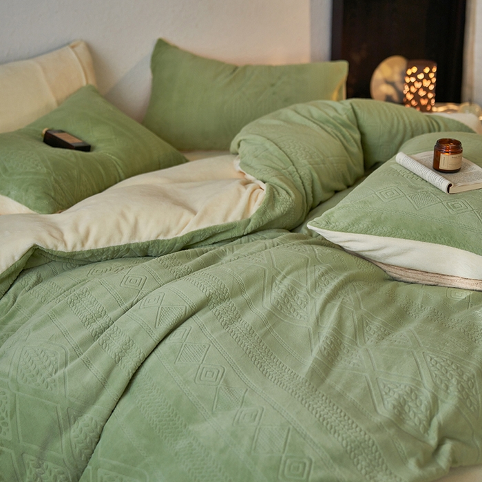 91家纺网 家纺一手货源 找家纺 眠博士 2025新款雕花加厚牛奶绒系列四件套 雕花款-卡洛绿黄