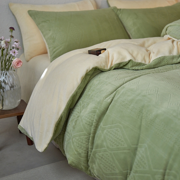 91家纺网 家纺一手货源 找家纺 眠博士 2025新款雕花加厚牛奶绒系列四件套 雕花款-卡洛绿黄