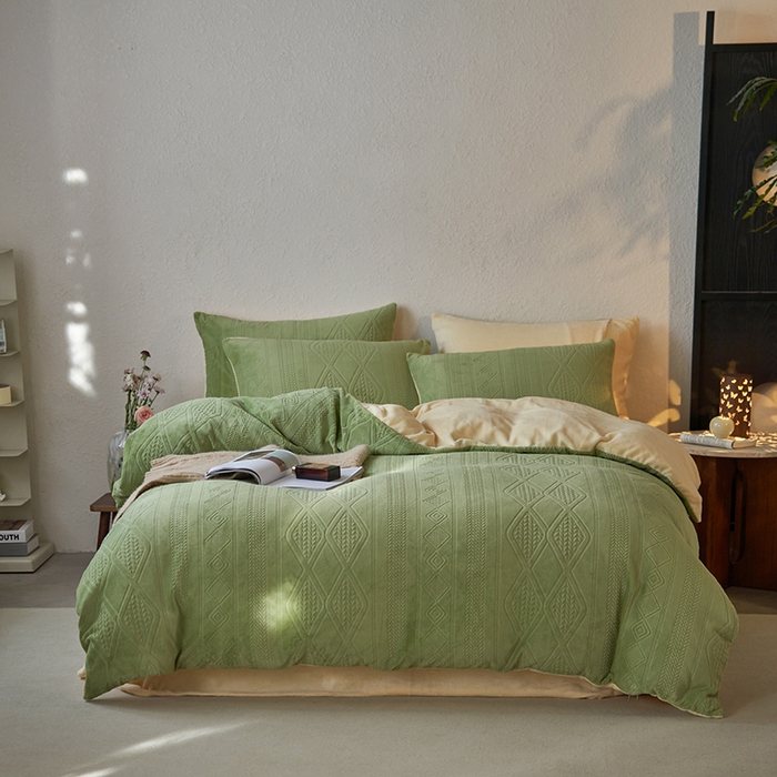 91家纺网 家纺一手货源 找家纺 眠博士 2025新款雕花加厚牛奶绒系列四件套 雕花款-卡洛绿黄