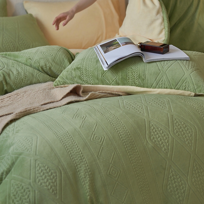 91家纺网 家纺一手货源 找家纺 眠博士 2025新款雕花加厚牛奶绒系列四件套 雕花款-卡洛绿黄