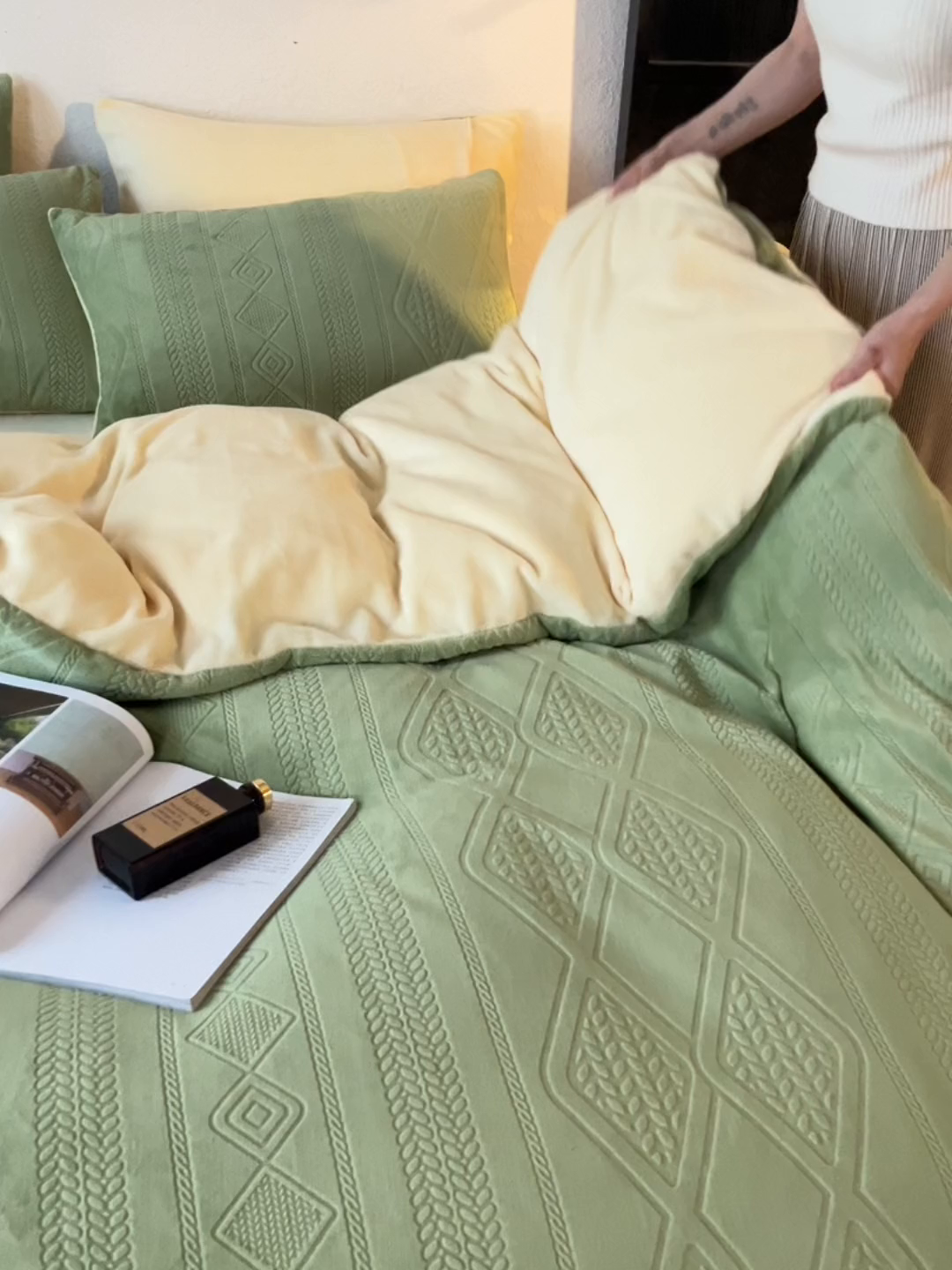 91家纺网 家纺一手货源 找家纺 眠博士 2025新款雕花加厚牛奶绒系列四件套 雕花款-卡洛绿黄