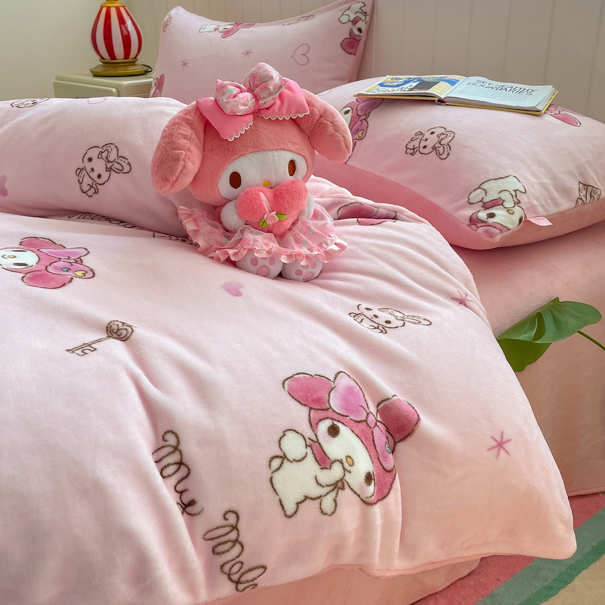 91家纺网 家纺一手货源 找家纺 金爱家 2025新款A类正版三丽鸥授权卡通加厚高克重牛奶绒系列四件套 绒三丽鸥-萌萌美乐蒂