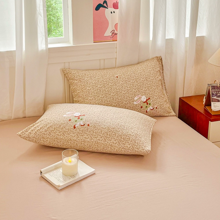 91家纺网 家纺一手货源 找家纺 斯卡诺家纺 2026爆款古法水洗仿棉四件套韩国小布袋五件套（高克重斜纹加厚） 花丛小兔