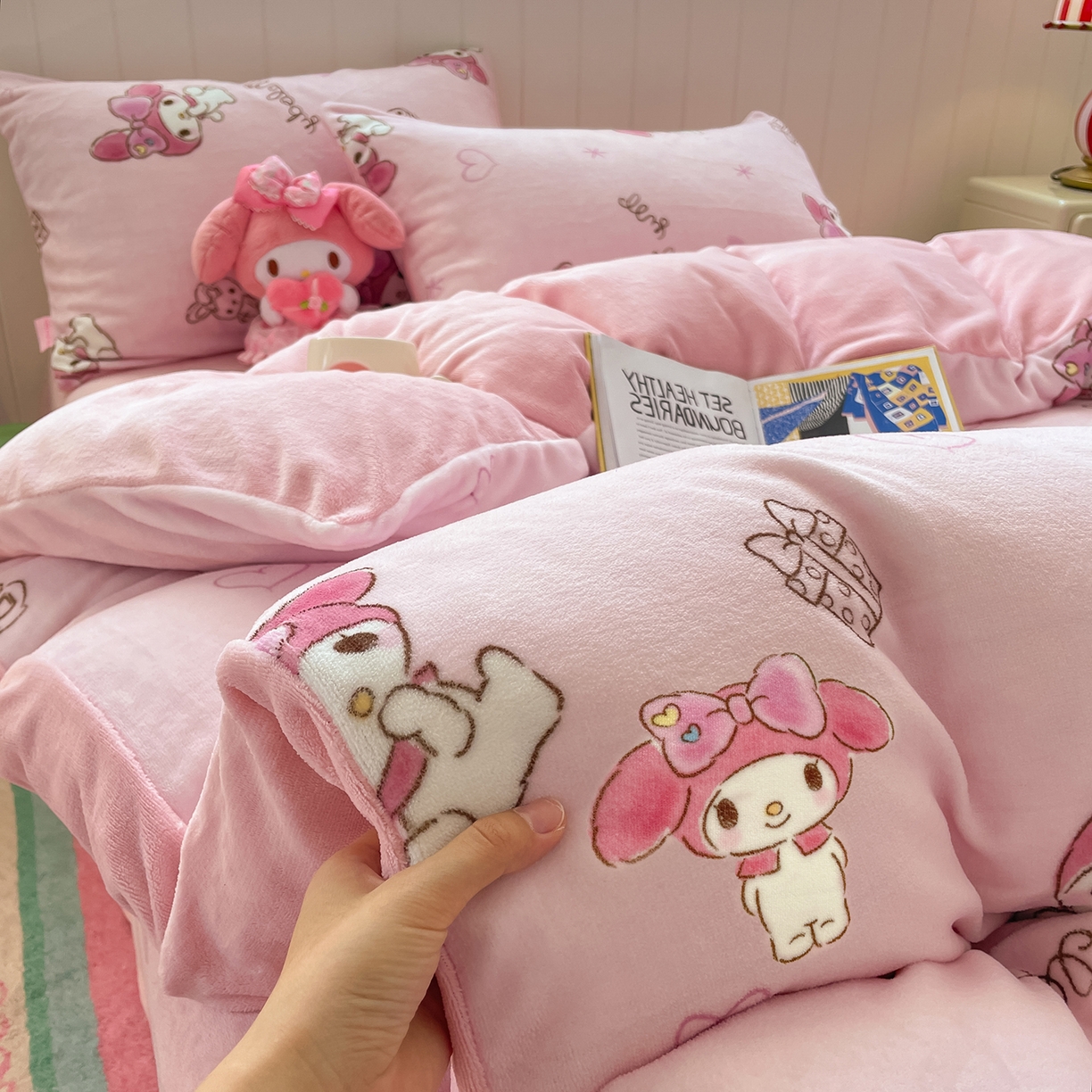 91家纺网 家纺一手货源 找家纺 金爱家 2025新款A类正版三丽鸥授权卡通加厚高克重牛奶绒系列四件套 绒三丽鸥-萌萌美乐蒂