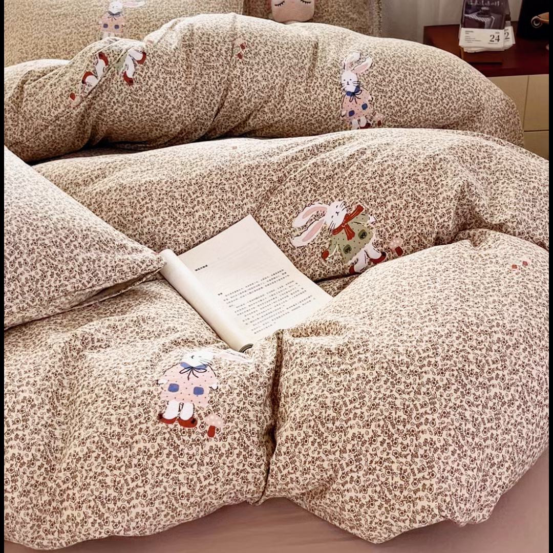 91家纺网 家纺一手货源 找家纺 斯卡诺家纺 2026爆款古法水洗仿棉四件套韩国小布袋五件套（高克重斜纹加厚） 花丛小兔