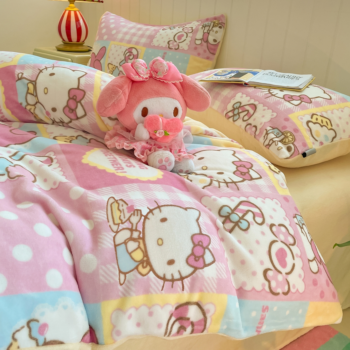 91家纺网 家纺一手货源 找家纺 金爱家 2025新款A类正版三丽鸥授权卡通加厚高克重牛奶绒系列四件套 绒三丽鸥-梦幻kitty美乐蒂