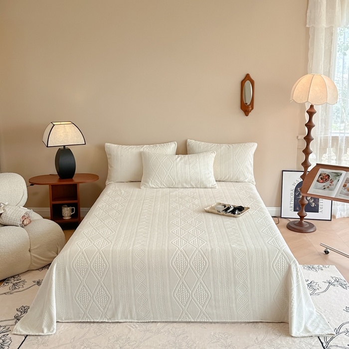 91家纺网 家纺一手货源 找家纺 眠博士 2025新款雕花加厚牛奶绒单品床单 床单单件-卡洛 单品床单-卡洛白