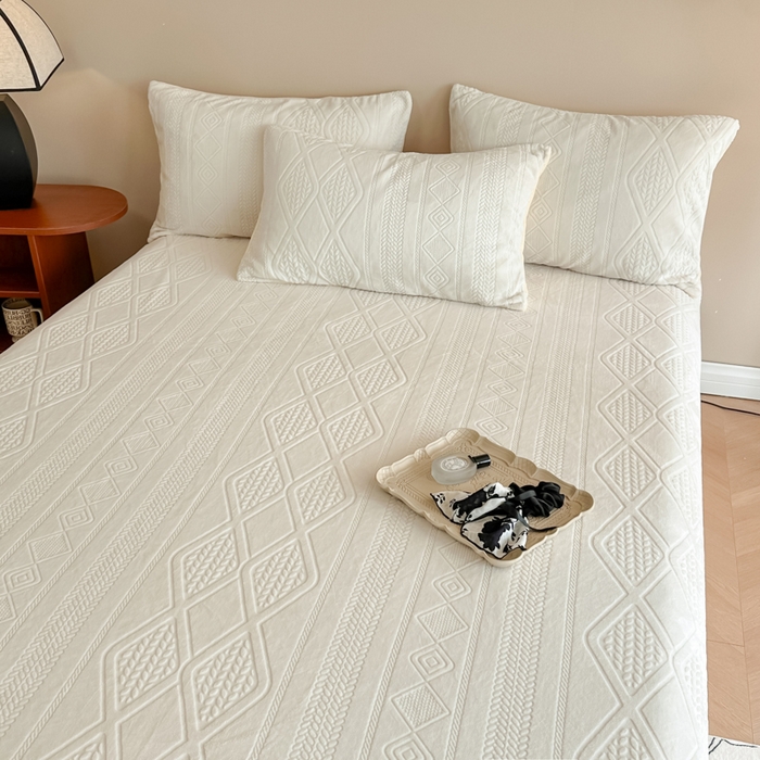 91家纺网 家纺一手货源 找家纺 眠博士 2025新款雕花加厚牛奶绒单品床单 床单单件-卡洛 单品床单-卡洛白