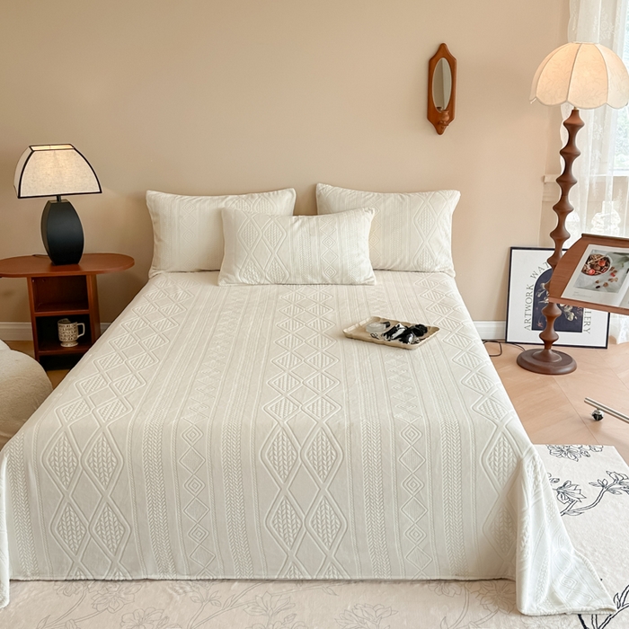 91家纺网 家纺一手货源 找家纺 眠博士 2025新款雕花加厚牛奶绒单品床单 床单单件-卡洛 单品床单-卡洛白