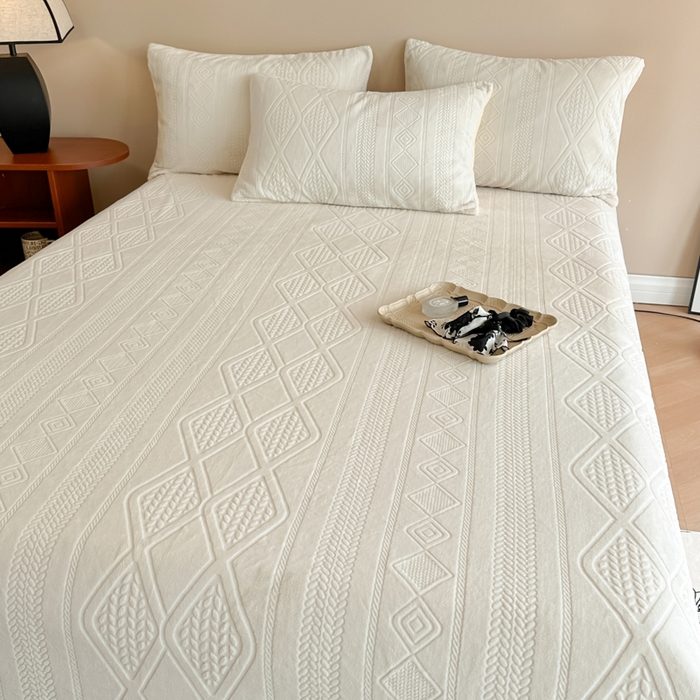 91家纺网 家纺一手货源 找家纺 眠博士 2025新款雕花加厚牛奶绒单品床单 床单单件-卡洛 单品床单-卡洛白