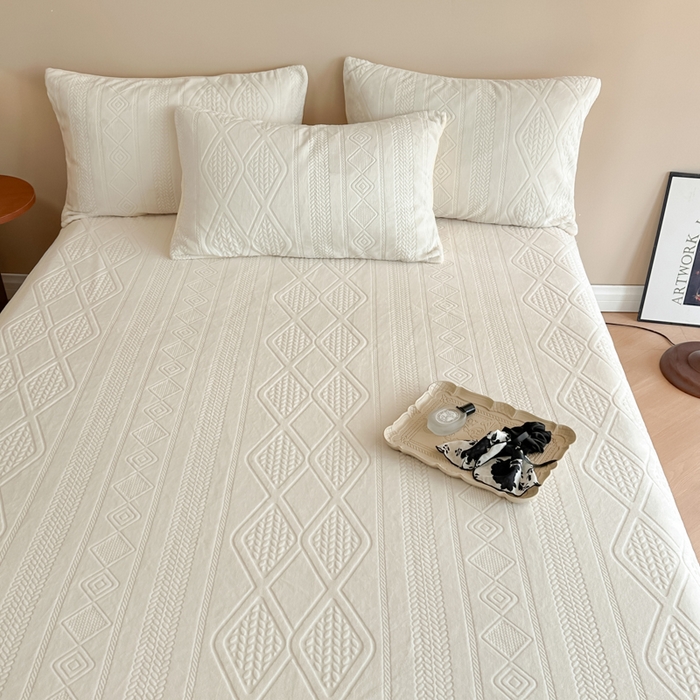 91家纺网 家纺一手货源 找家纺 眠博士 2025新款雕花加厚牛奶绒单品床单 床单单件-卡洛 单品床单-卡洛白