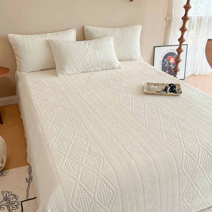 91家纺网 家纺一手货源 找家纺 眠博士 2025新款雕花加厚牛奶绒单品床单 床单单件-卡洛 单品床单-卡洛白