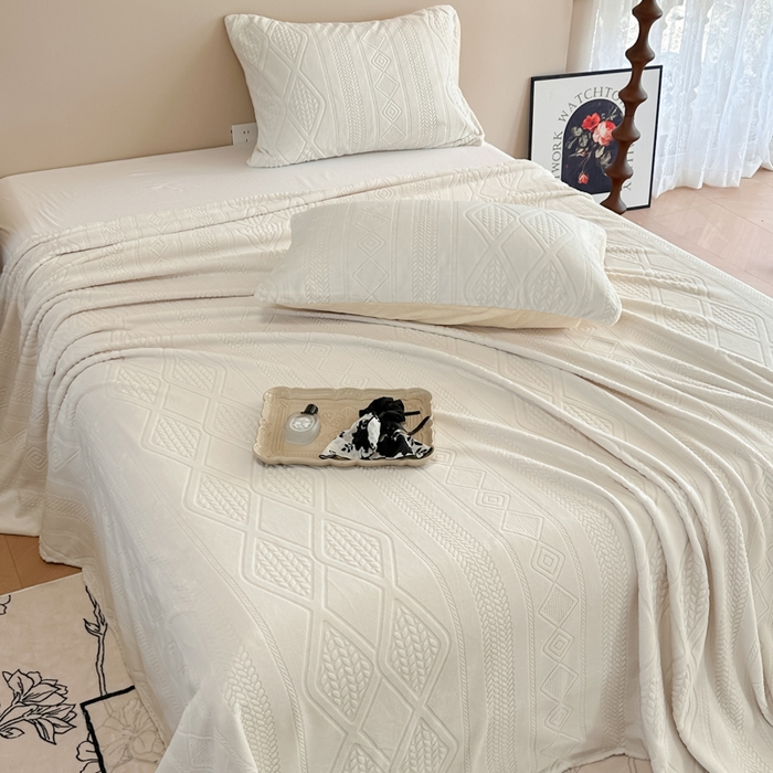 91家纺网 家纺一手货源 找家纺 眠博士 2025新款雕花加厚牛奶绒单品床单 床单单件-卡洛 单品床单-卡洛白