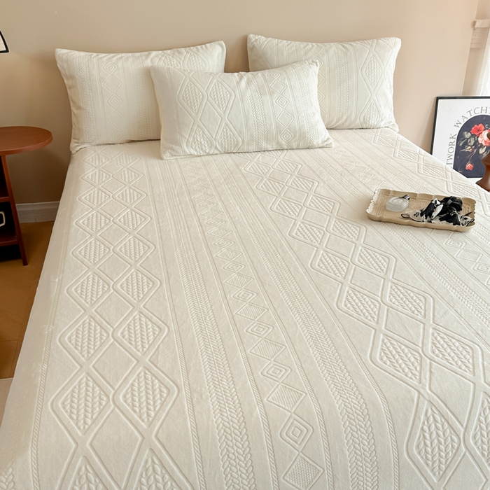 91家纺网 家纺一手货源 找家纺 眠博士 2025新款雕花加厚牛奶绒单品床单 床单单件-卡洛 单品床单-卡洛白