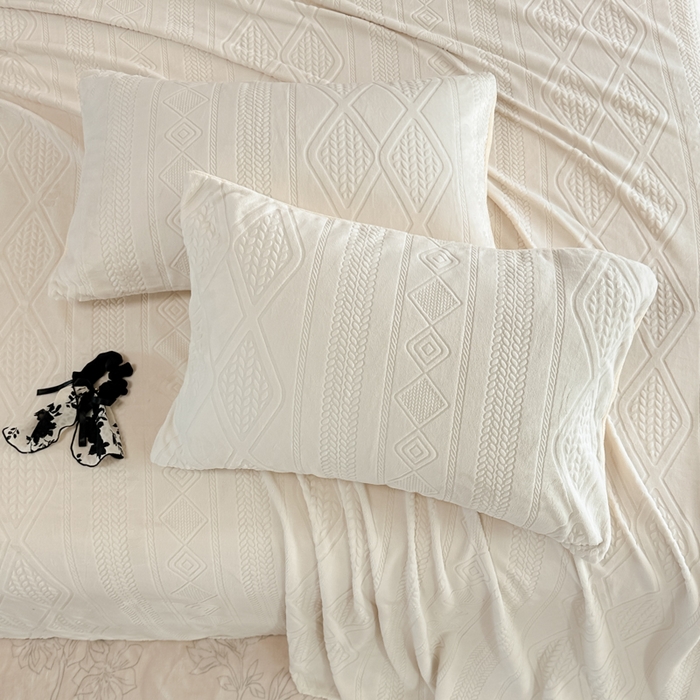 91家纺网 家纺一手货源 找家纺 眠博士 2025新款雕花加厚牛奶绒单品床单 床单单件-卡洛 单品床单-卡洛白