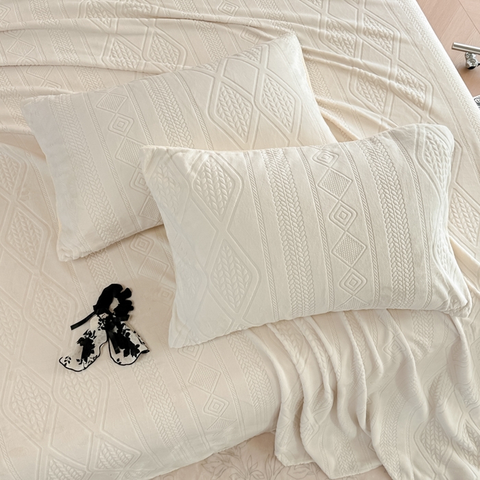 91家纺网 家纺一手货源 找家纺 眠博士 2025新款雕花加厚牛奶绒单品床单 床单单件-卡洛 单品床单-卡洛白