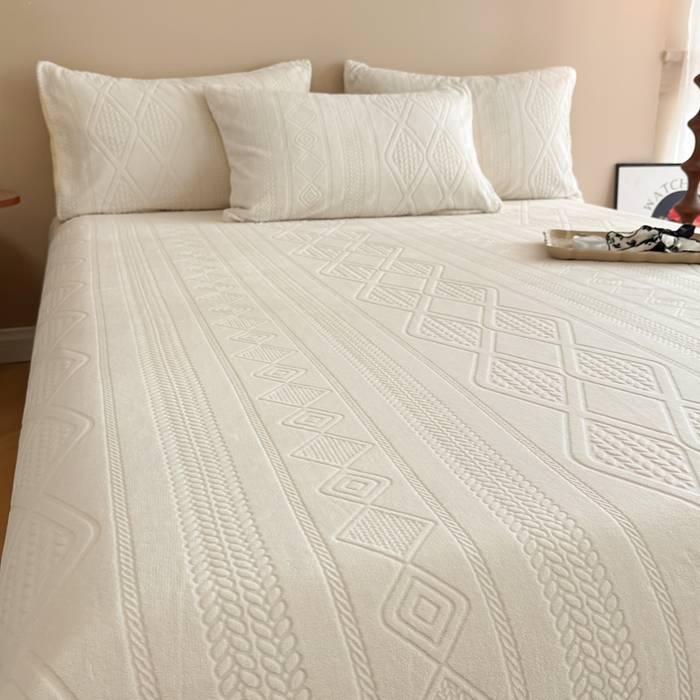 91家纺网 家纺一手货源 找家纺 眠博士 2025新款雕花加厚牛奶绒单品床单 床单单件-卡洛 单品床单-卡洛白