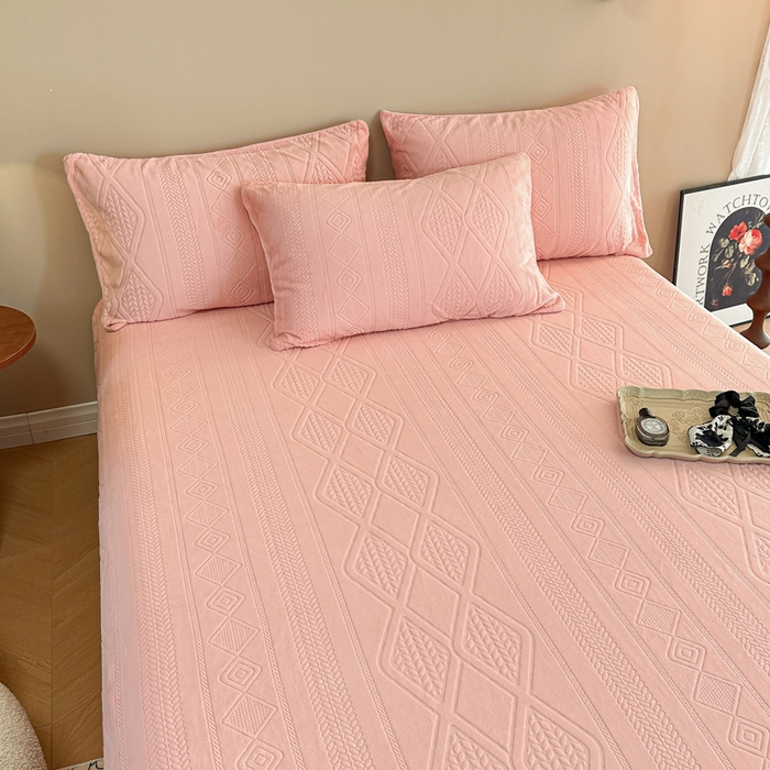 91家纺网 家纺一手货源 找家纺 眠博士 2025新款雕花加厚牛奶绒单品床单 床单单件-卡洛 单品床单-卡洛粉