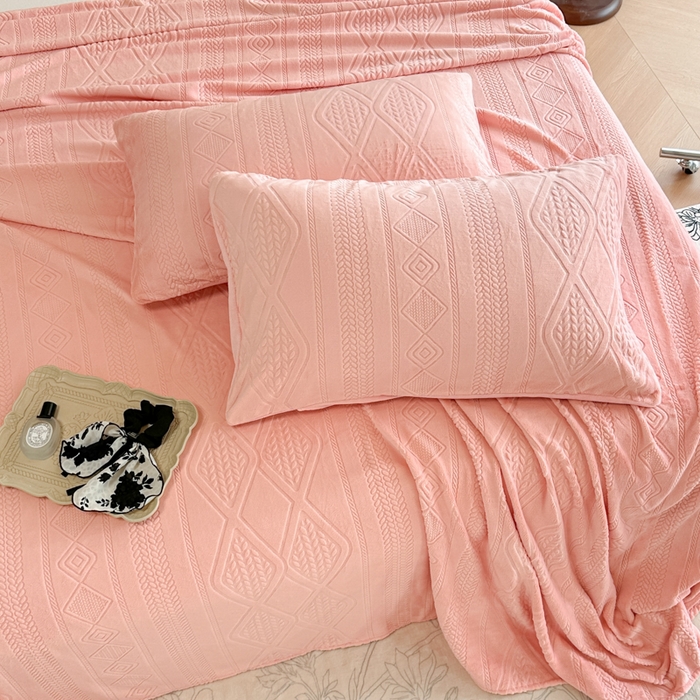 91家纺网 家纺一手货源 找家纺 眠博士 2025新款雕花加厚牛奶绒单品床单 床单单件-卡洛 单品床单-卡洛粉