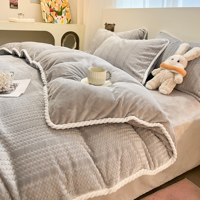 91家纺网 家纺一手货源 找家纺 蓝极人 2025新款成品提花包边牛奶绒四件套 提花-高级灰