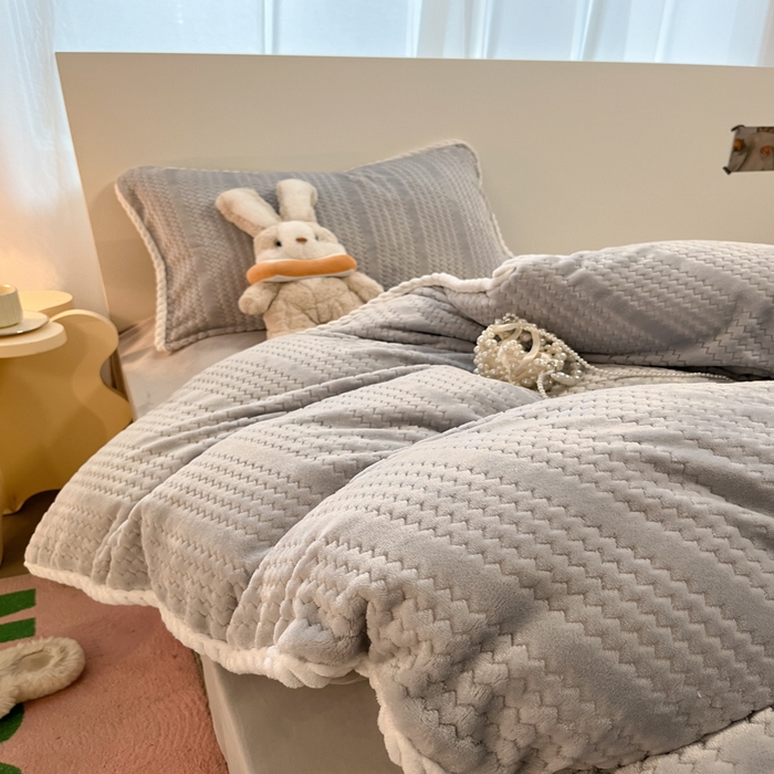 91家纺网 家纺一手货源 找家纺 酱子 2025新款成品提花包边牛奶绒四件套 提花-高级灰